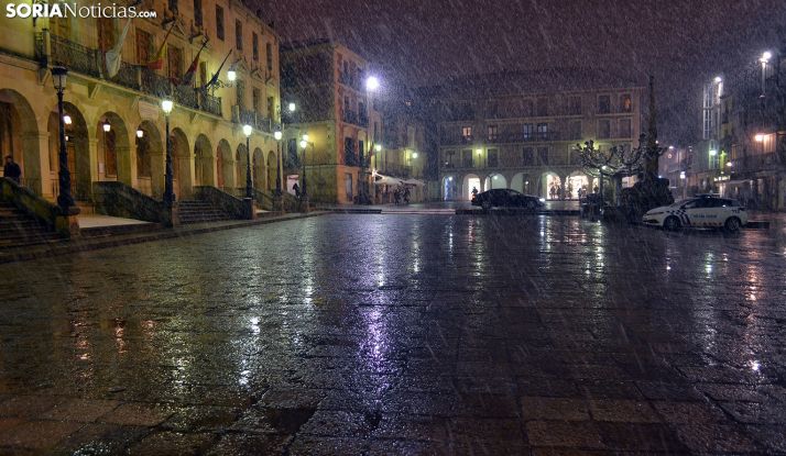 Precipitaciones de nieve en la plaza Mayor durante la tarde de ayer jueves. /SN