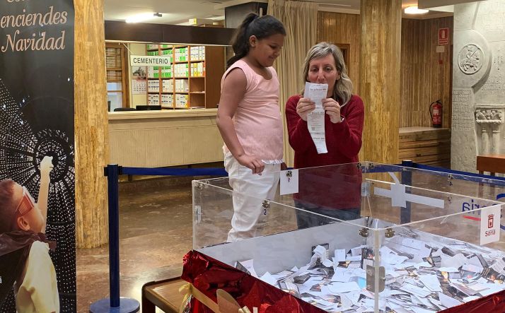 Un momento de la extracción de la papeleta. /Ayto.