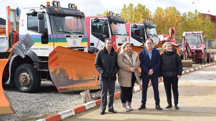 Responsables de distintas administraciones en el Parque de maquinaria de la Diputación. /Dip.