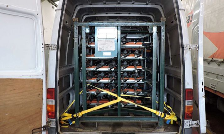 Las piezas incautadas en la furgoneta en la que eran transportadas. /GC