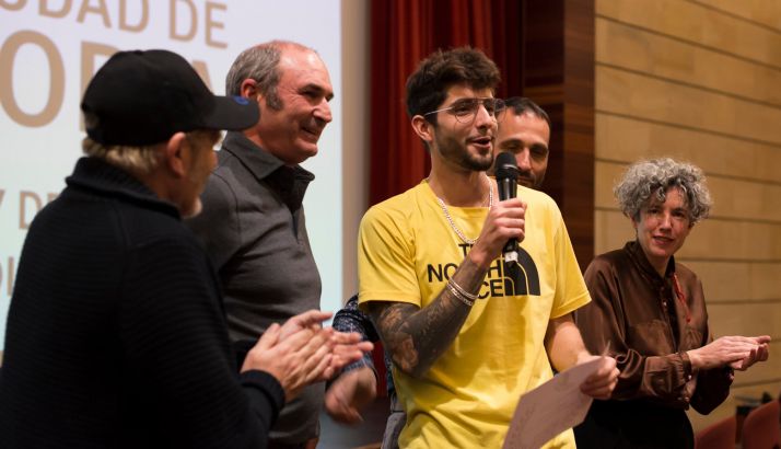 El director de Tanto por hacer recoge su premio.