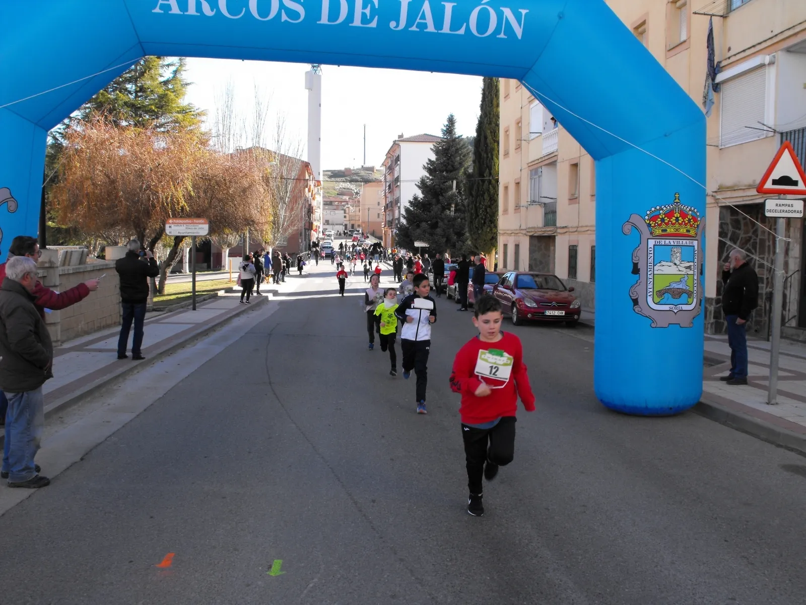Dos imágenes de la San Silvestre en Arcos. 
