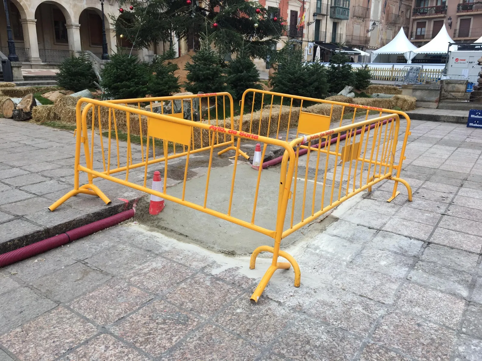 Foto 2 - El PP critica las &ldquo;chapuceras rampas&rdquo; de cemento en la plaza Mayor 