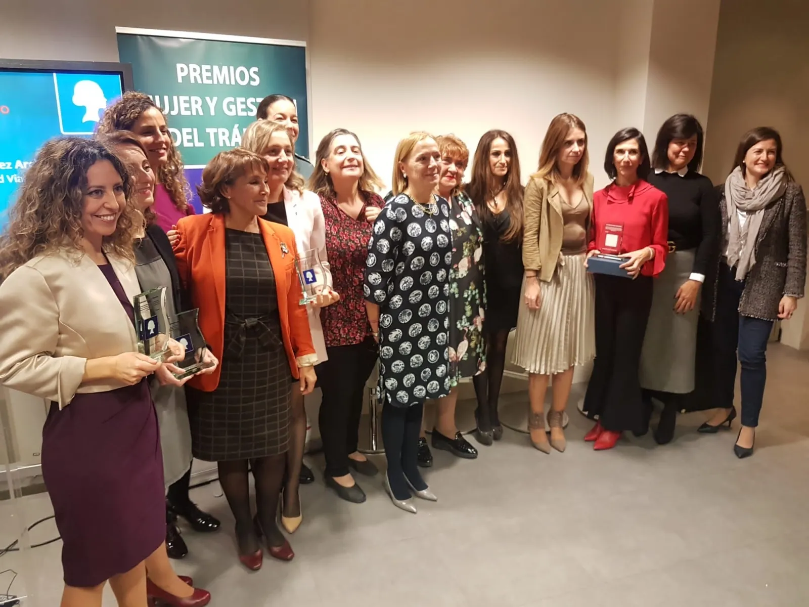 Foto de familia de las galardonadas. /SdG