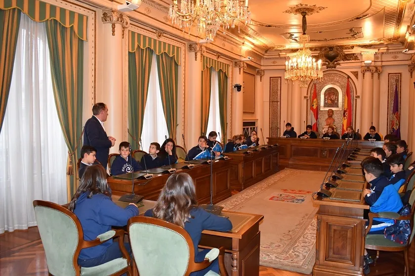 Foto 2 - Los escolares sorianos visitan la Diputaci&oacute;n para aprender a emprender
