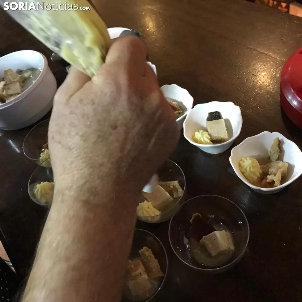 Goyo Miguel prepara su plato estrella.