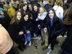 Un grupo de jóvenes oscenses en Herradores esta noche. /SN