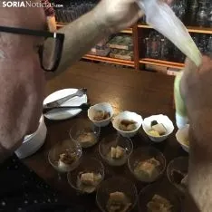 Goyo Miguel prepara su plato estrella.