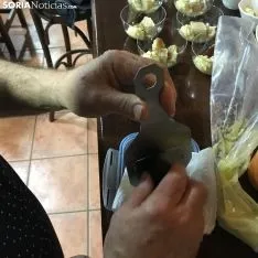 Goyo Miguel prepara su plato estrella.