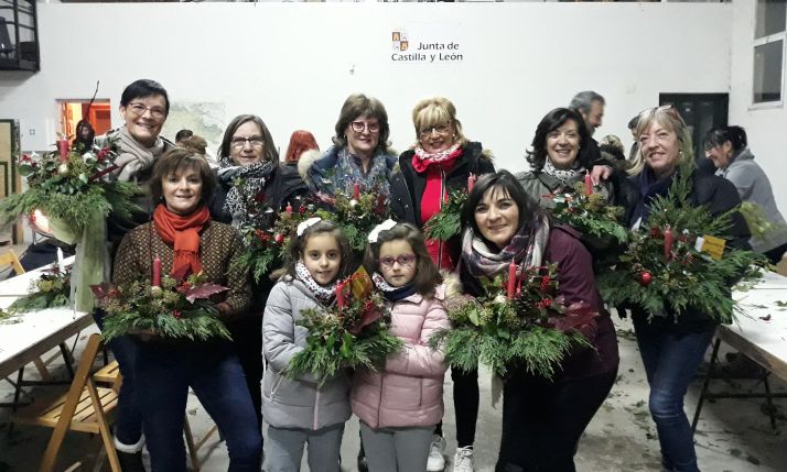Taller de adornos de acebo en Villar del Río. 