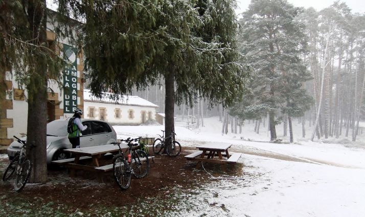 Aula del Bosque del Amogable y, al fondo, el edificio a rehabilitar. /Jta.