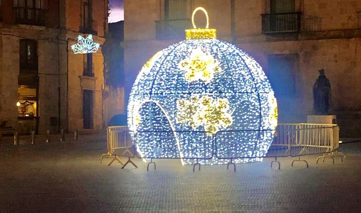 Bola navideña en la plaza Mayor de Almazán que se enciende oficialmente este viernes. 