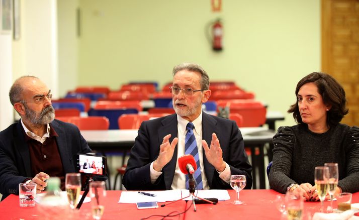 De izquierda a derecha, José Ángel González Sáinz (CIAM), José María Rodríguez-Ponga (secretario FDS) Y Reyes Velasco (vicesecretaria FDS). 