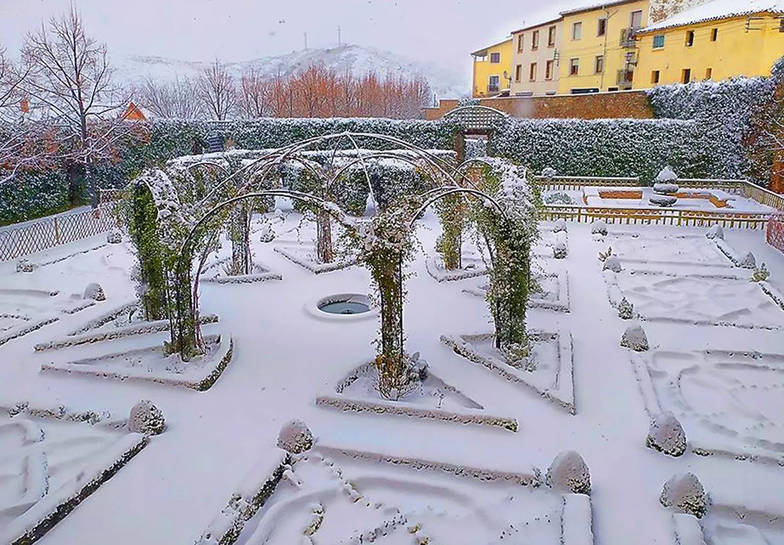 El jardín renacentista del Palacio de los Castejones, en Ágreda, este martes. 