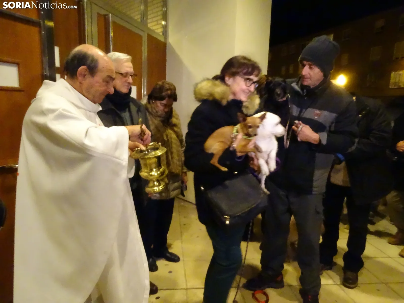 Una imagen de la bendición de este viernes en la parroquia de Santa Bárbara. /SN