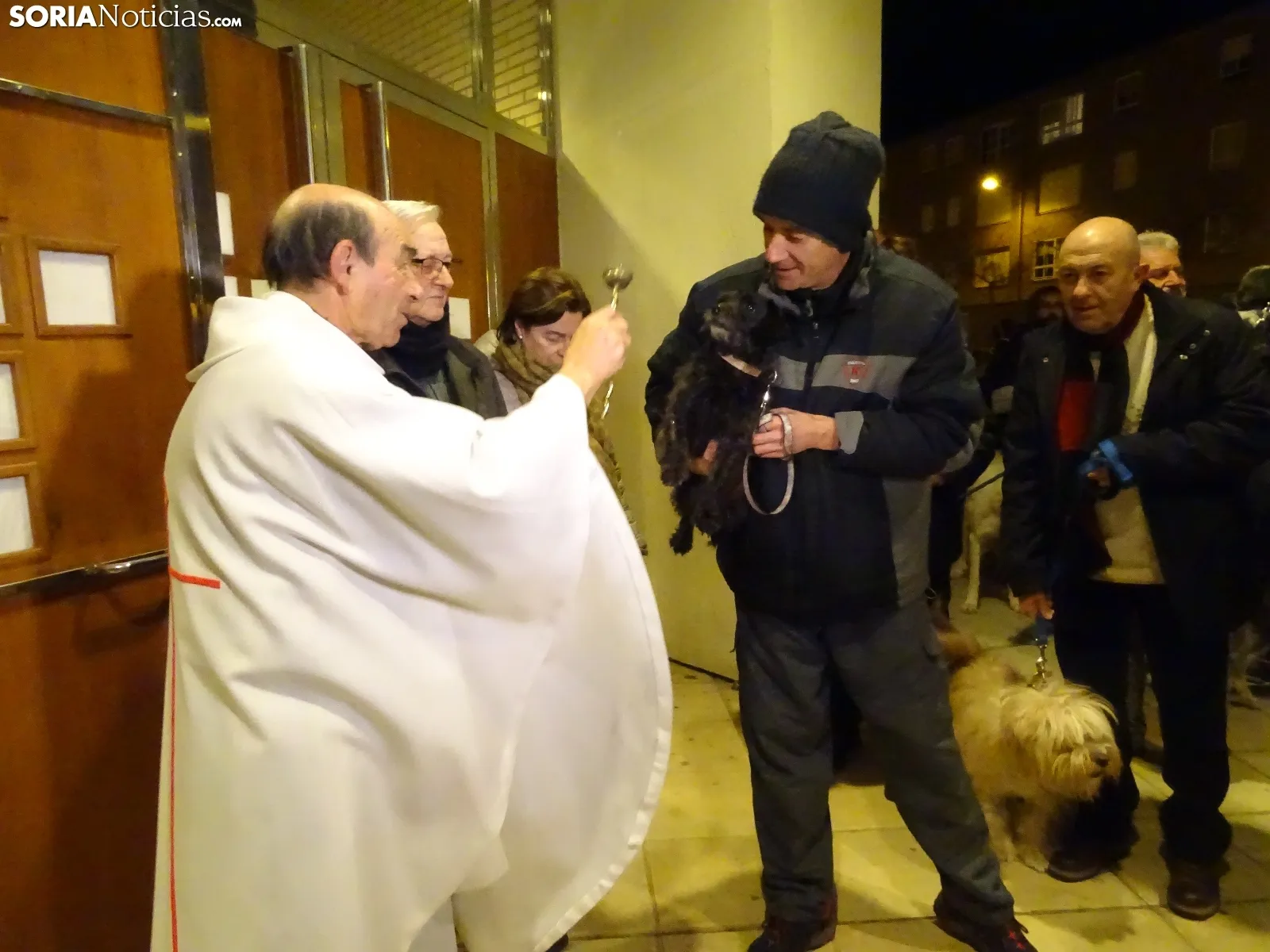 Una imagen de la bendición de este viernes en la parroquia de Santa Bárbara. /SN