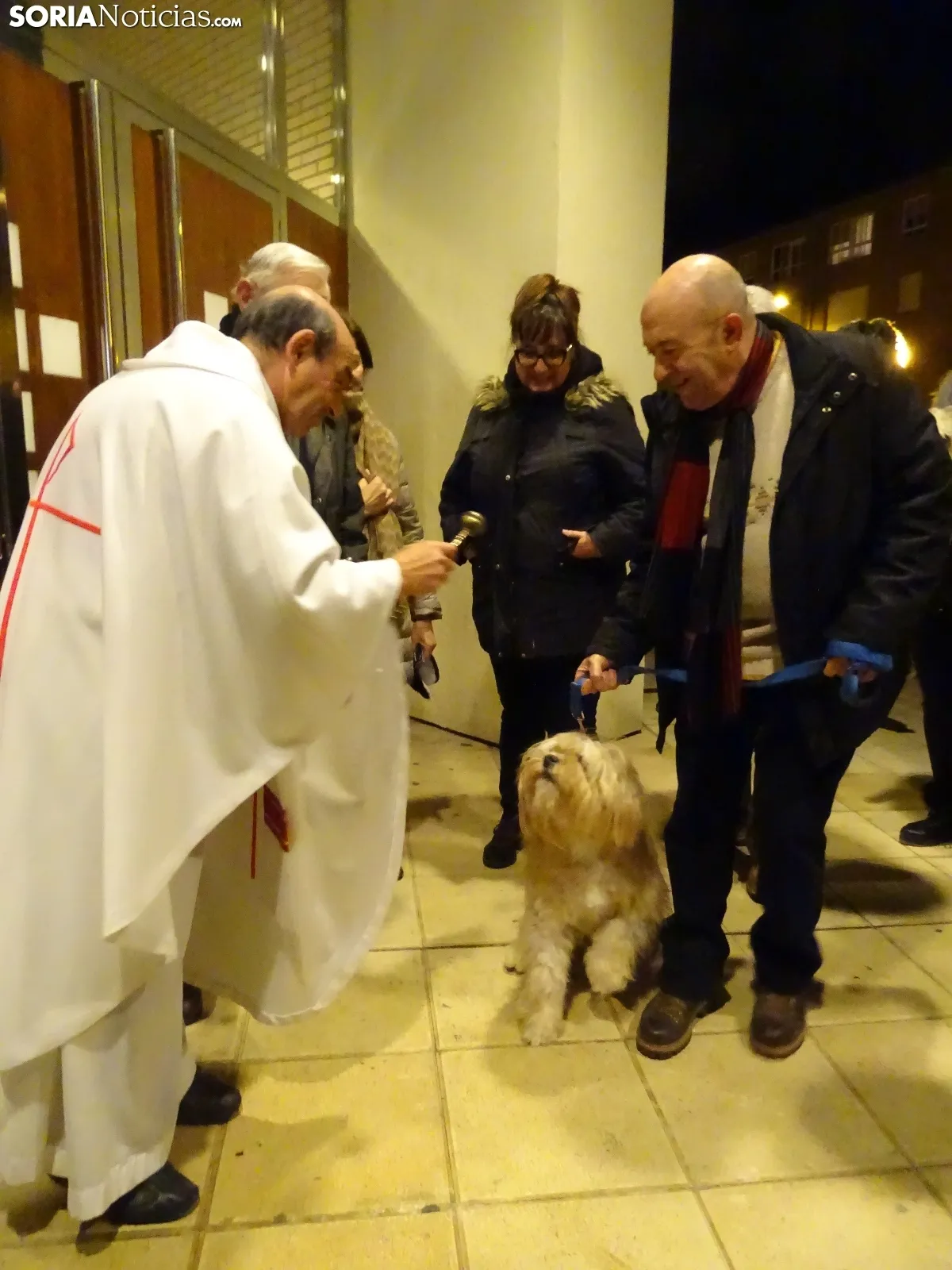Una imagen de la bendición de este viernes en la parroquia de Santa Bárbara. /SN