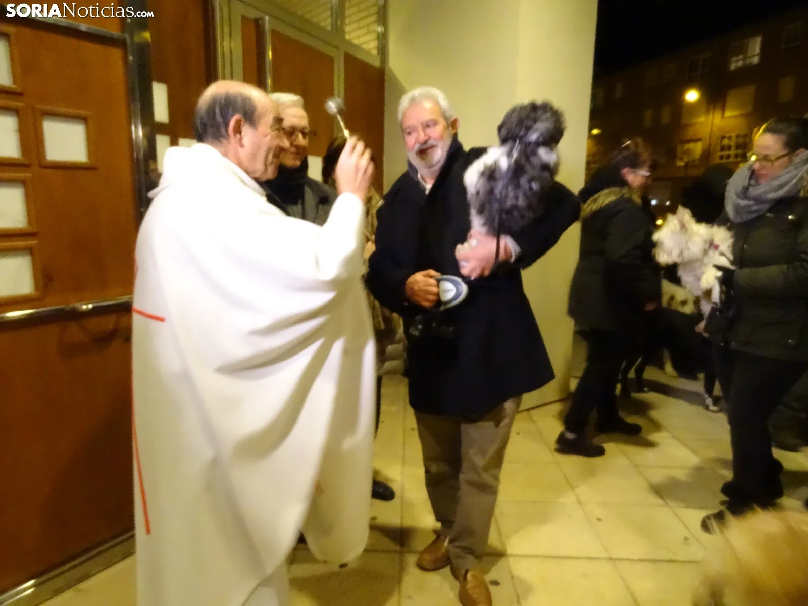 Una imagen de la bendición de este viernes en la parroquia de Santa Bárbara. /SN