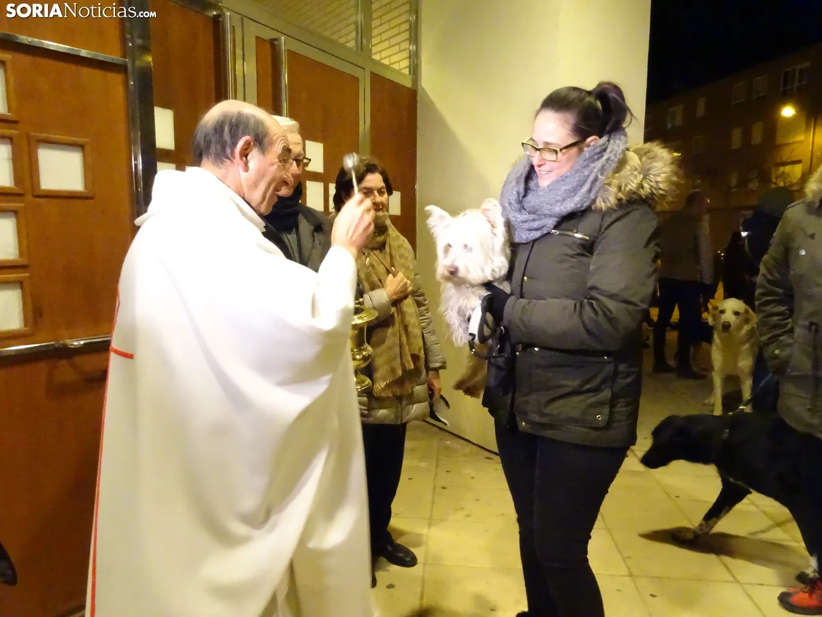 Una imagen de la bendición de este viernes en la parroquia de Santa Bárbara. /SN