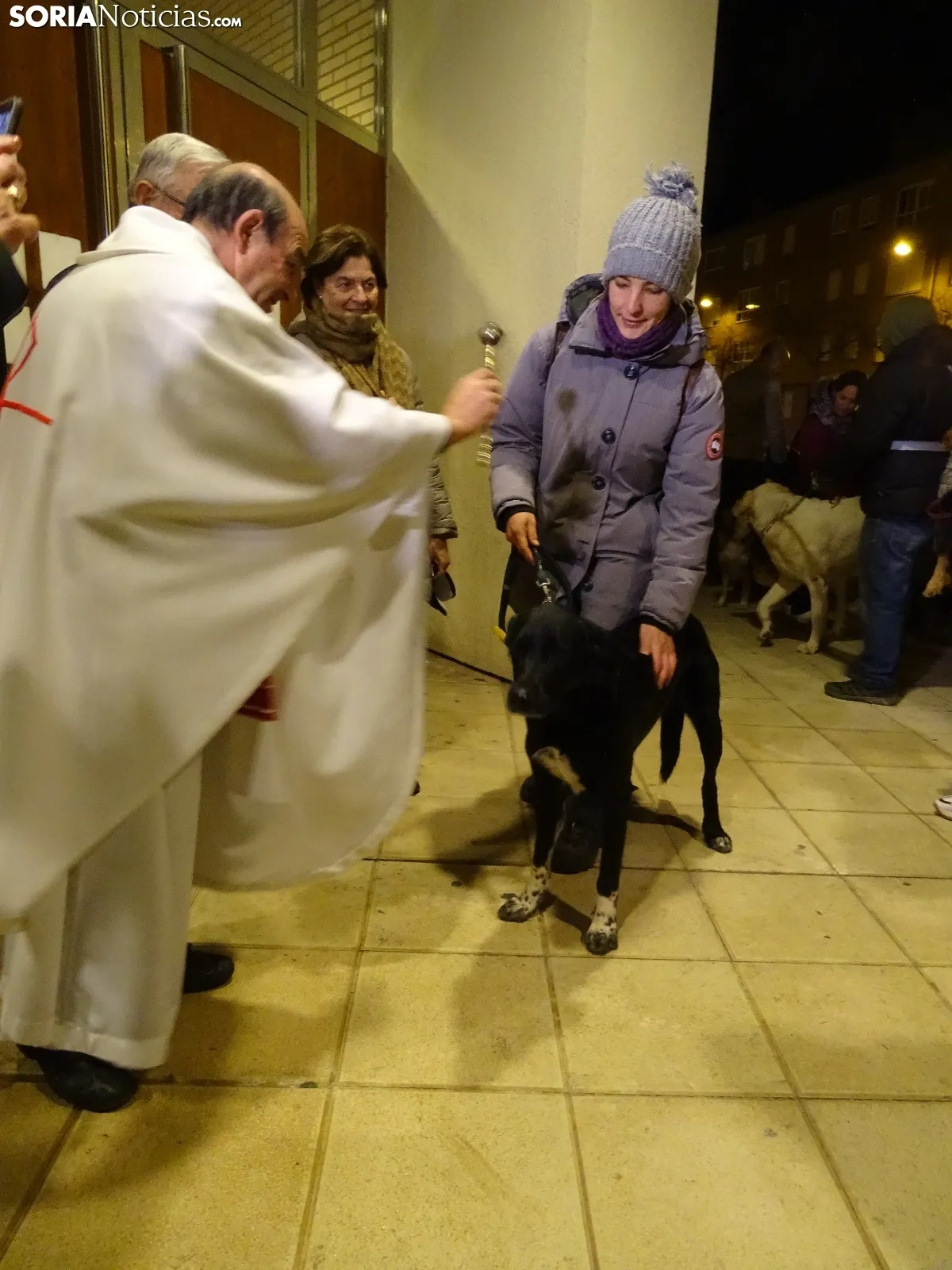 Una imagen de la bendición de este viernes en la parroquia de Santa Bárbara. /SN