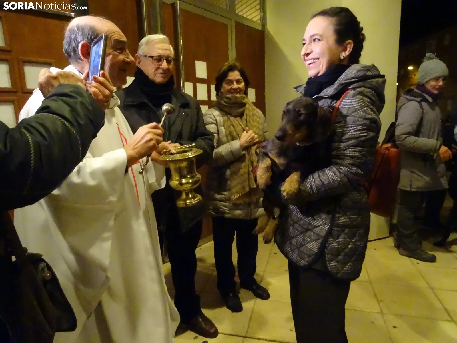 Una imagen de la bendición de este viernes en la parroquia de Santa Bárbara. /SN