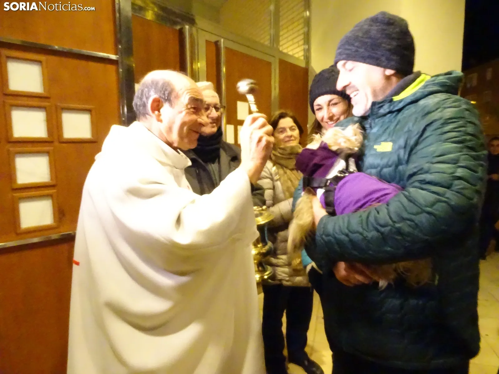 Una imagen de la bendición de este viernes en la parroquia de Santa Bárbara. /SN