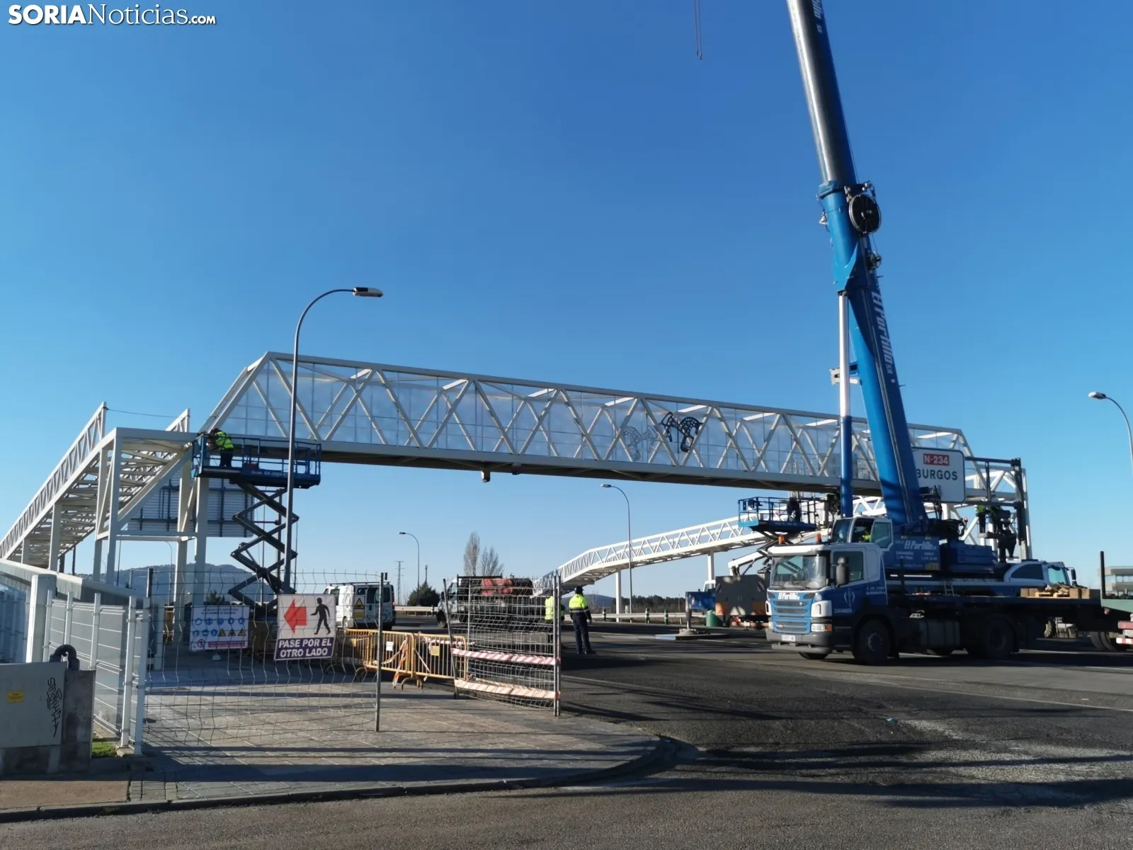 Foto 2 - La pasarela de Golmayo se completa con la colocaci&oacute;n de la estructura volada sobre la SO-20
