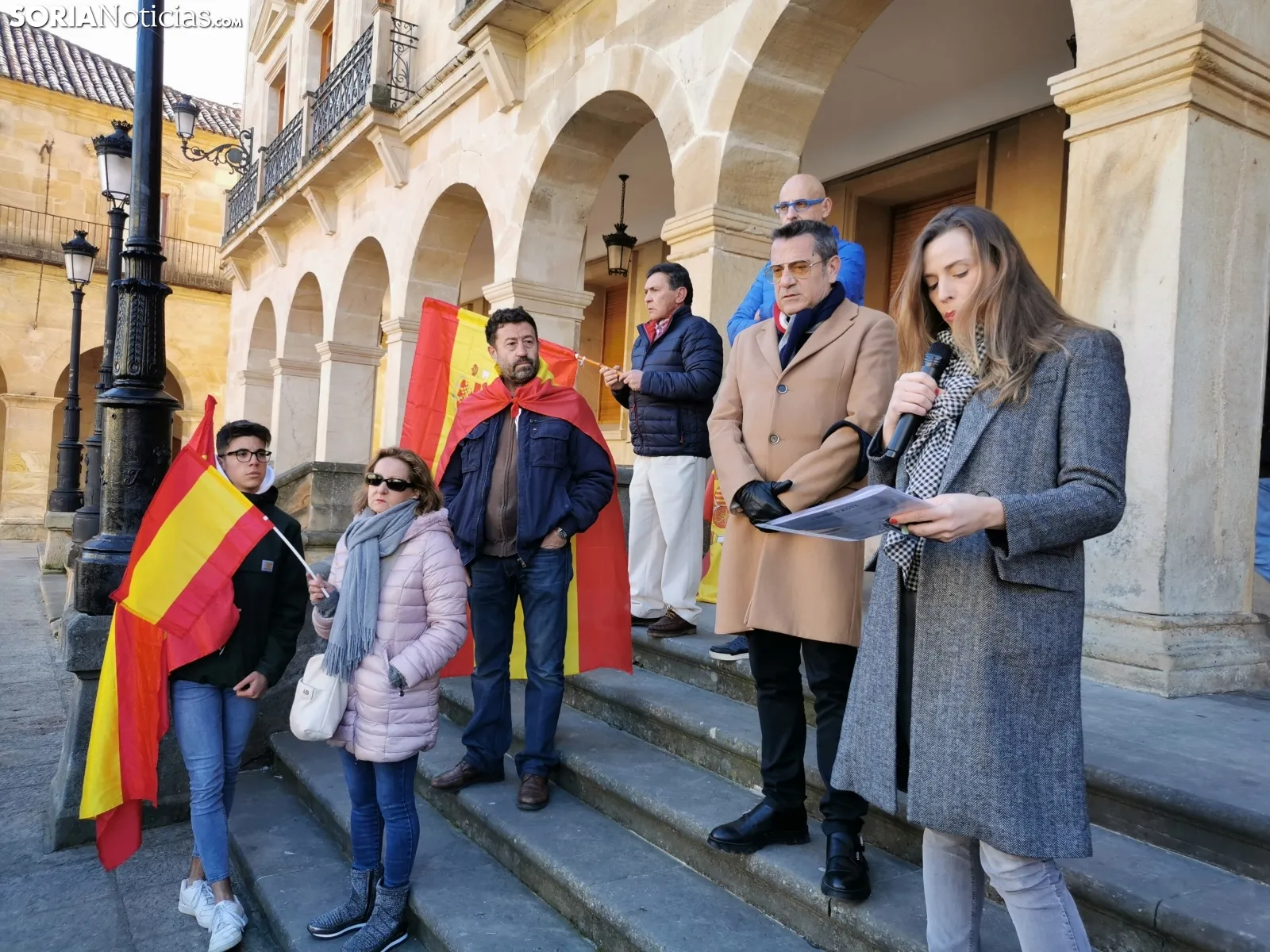 Foto 2 - Medio centenar, en la concentraci&oacute;n de este mediod&iacute;a 'Por un Gobieno que respete la Constituci&oacute;n y la Soberan&iacute;a'