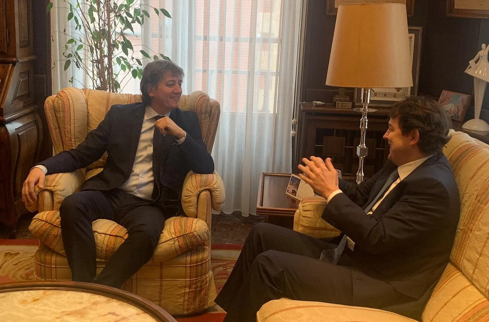 Carlos Martínez y Alfonso Fernández Mañueco durante su reunión en el Ayuntamiento de Soria.