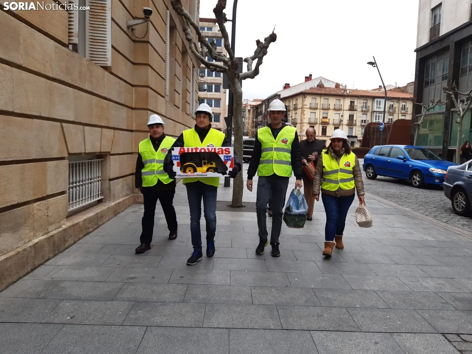 Entrega de la excavadora y el escrito en la Subdelegación.