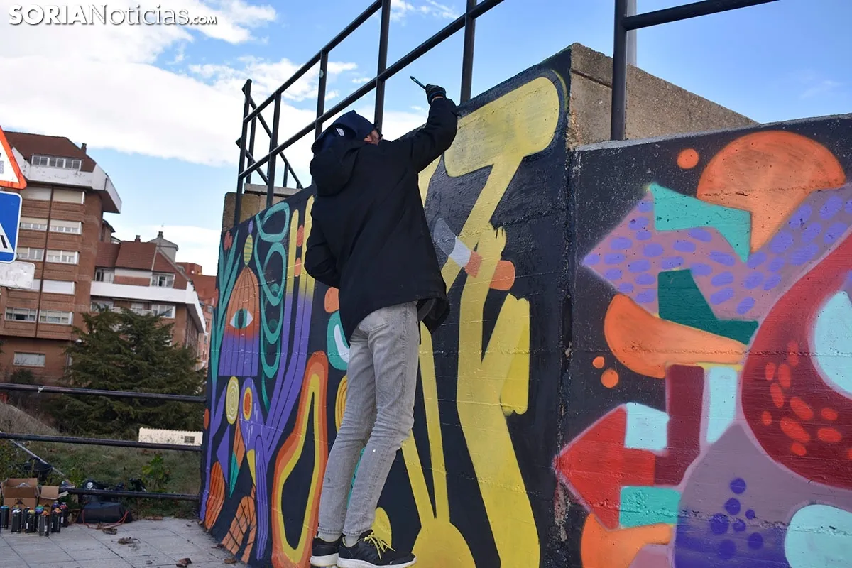 Grafiteros llenando de color la pista de Skate.