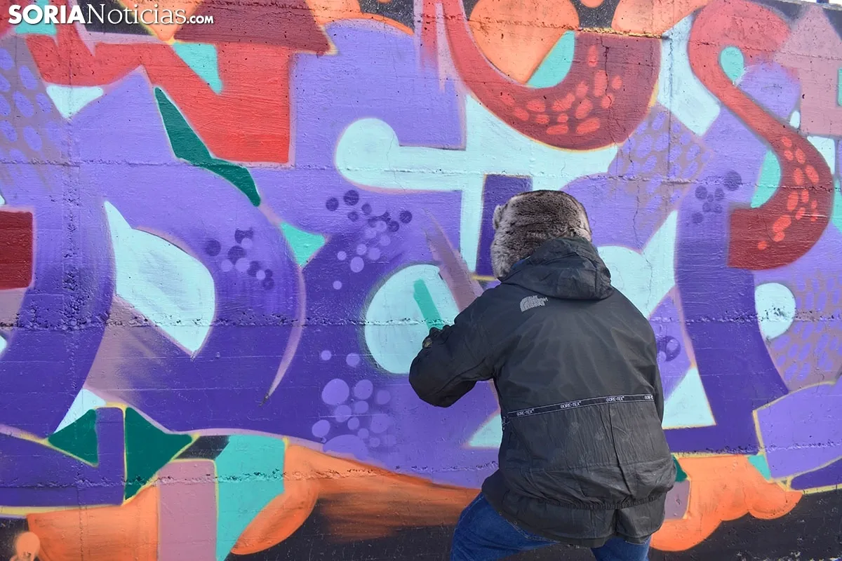 Grafiteros llenando de color la pista de Skate.