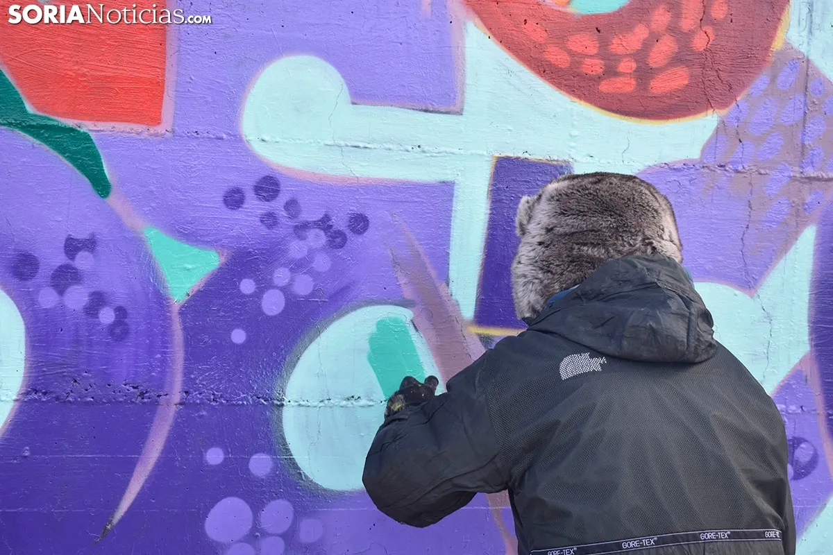 Grafiteros llenando de color la pista de Skate.