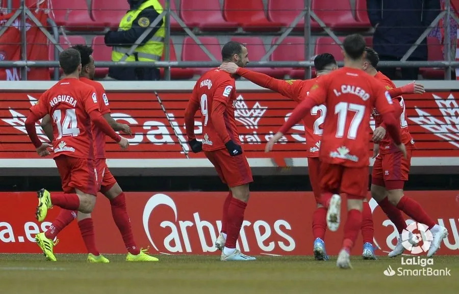 Foto 2 - Higinio pone el trabajo y Curro la clase para que el Numancia gane al Sporting (2-0)