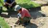 Un joven en un campo de voluntariado arqueológico en CyL. 