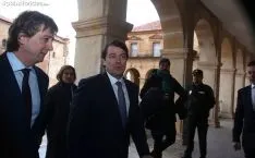 El presdente de la Junta en su visita al consistorio capitalino. /SN