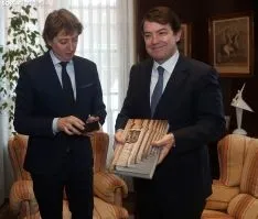 El presdente de la Junta en su visita al consistorio capitalino. /SN