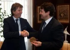 El presdente de la Junta en su visita al consistorio capitalino. /SN