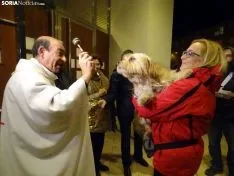 Una imagen de la bendición de este viernes en la parroquia de Santa Bárbara. /SN
