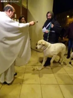 Una imagen de la bendición de este viernes en la parroquia de Santa Bárbara. /SN