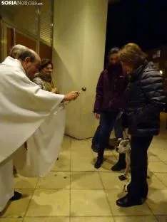 Una imagen de la bendición de este viernes en la parroquia de Santa Bárbara. /SN