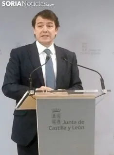 Fernádez Mañueco en su comparecencia ante los medios informativos en la 'Colmena'. /SN