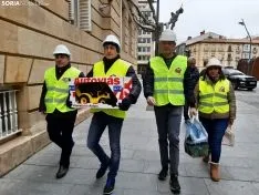 Entrega de la excavadora y el escrito en la Subdelegación.