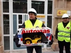 Entrega de la excavadora y el escrito en la Subdelegación.