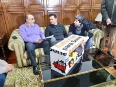 Entrega de la excavadora y el escrito en la Subdelegación.