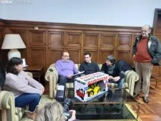 Entrega de la excavadora y el escrito en la Subdelegación.