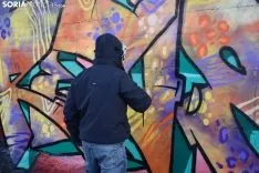 Grafiteros llenando de color la pista de Skate.