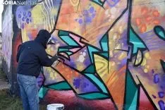 Grafiteros llenando de color la pista de Skate.