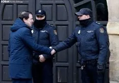 El presdente de la Junta en su visita al consistorio capitalino. /SN