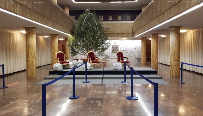 El patio de columnas del ayuntamiento espera a Sus Majestades. /SN